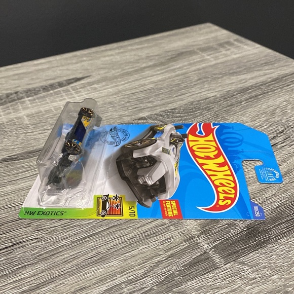 Hot Wheels | Exotics #5/10: Electro Silhouette - 1:64 Scale Die Cast - Picture 3 of 11
